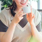 コーヒーを楽しむ女性