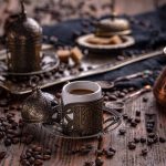 伝統的な器に入っているコーヒー