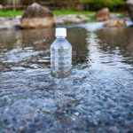 湧き水とペットボトル