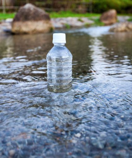 湧き水とペットボトル