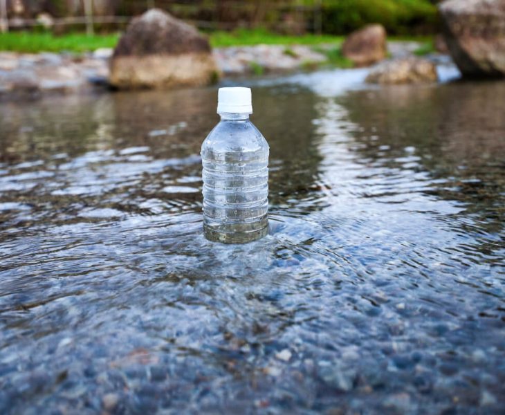 湧き水とペットボトル