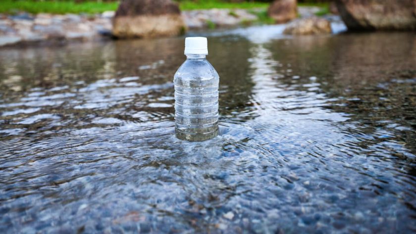 湧き水とペットボトル